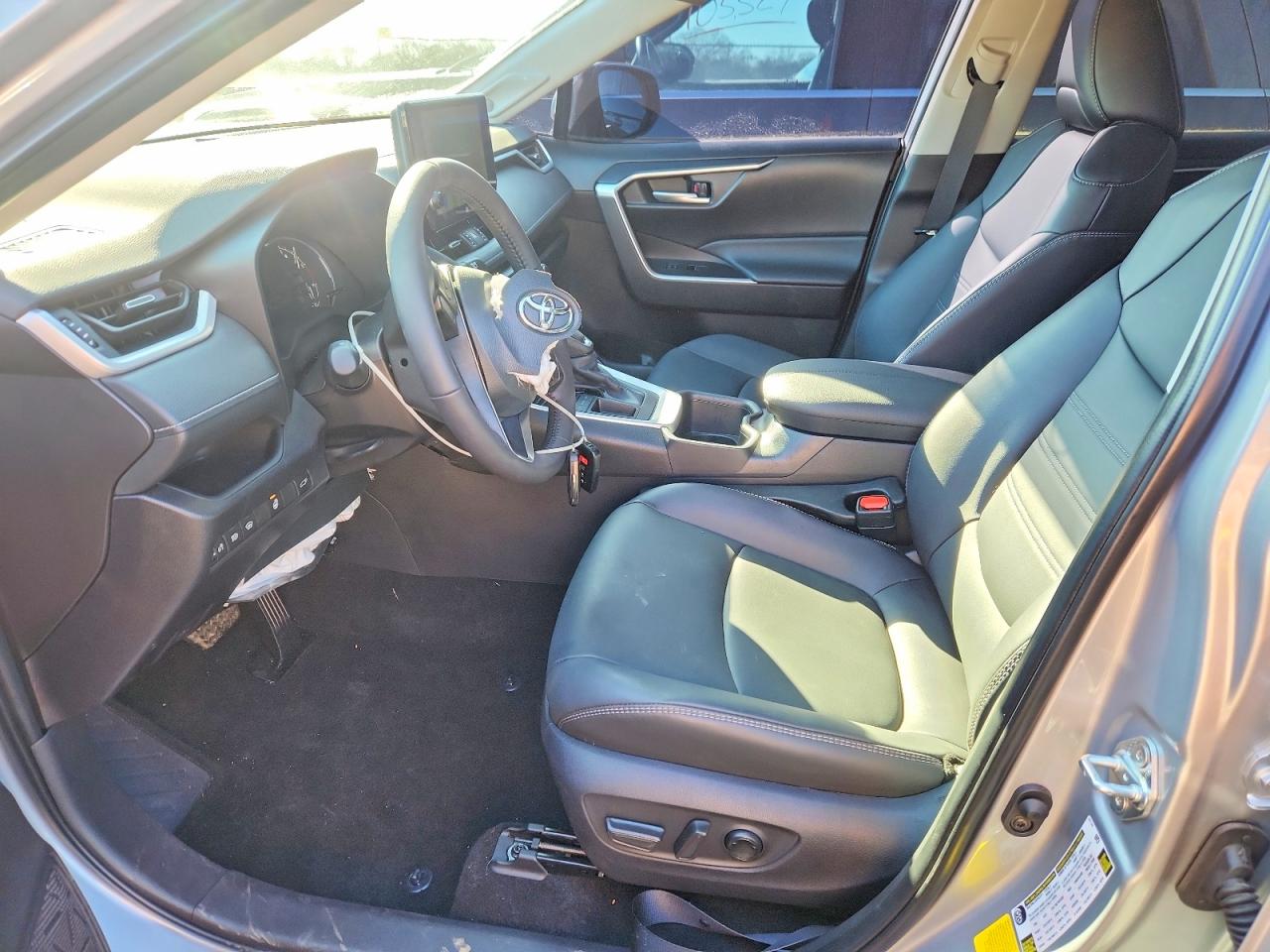2025 TOYOTA RAV4 XLE PREMIUM photo 13