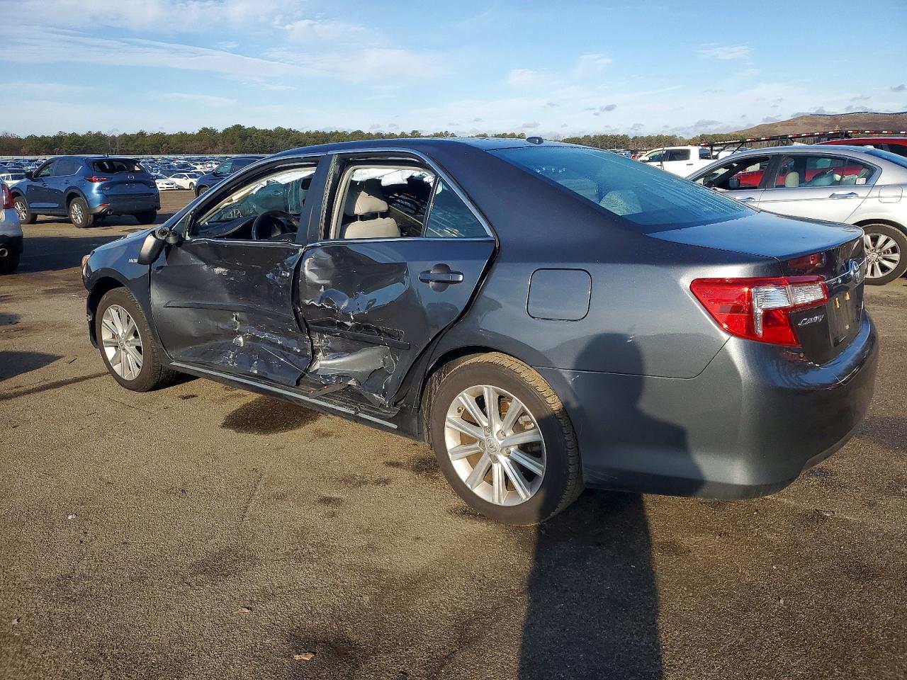 2013 TOYOTA CAMRY HYBRID photo 2