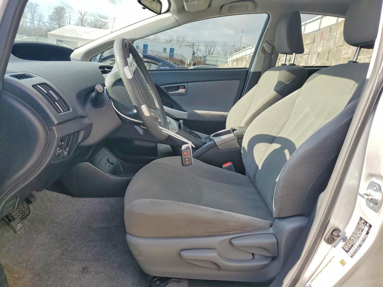 2015 TOYOTA PRIUS photo 7
