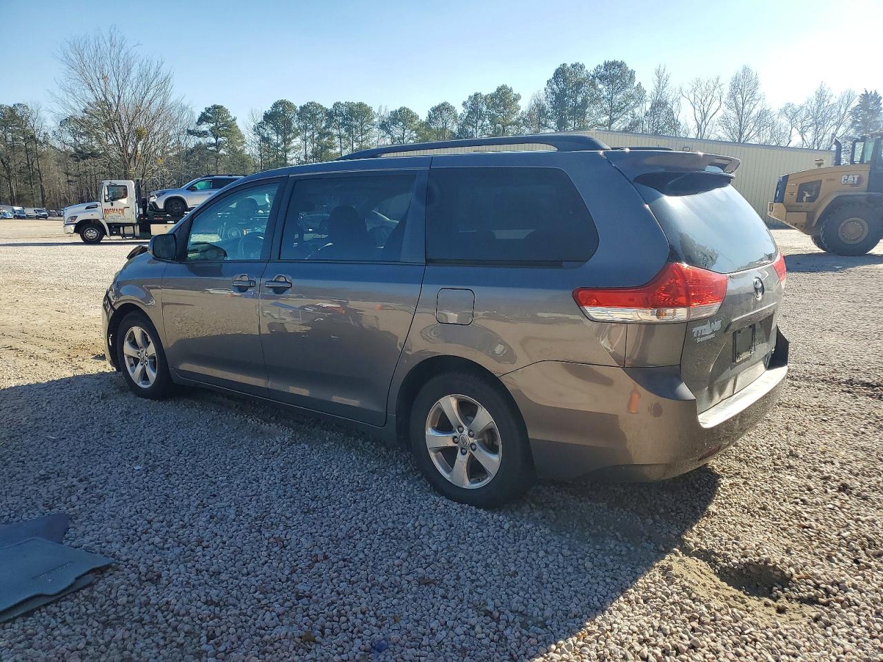 2013 TOYOTA SIENNA LE photo 2