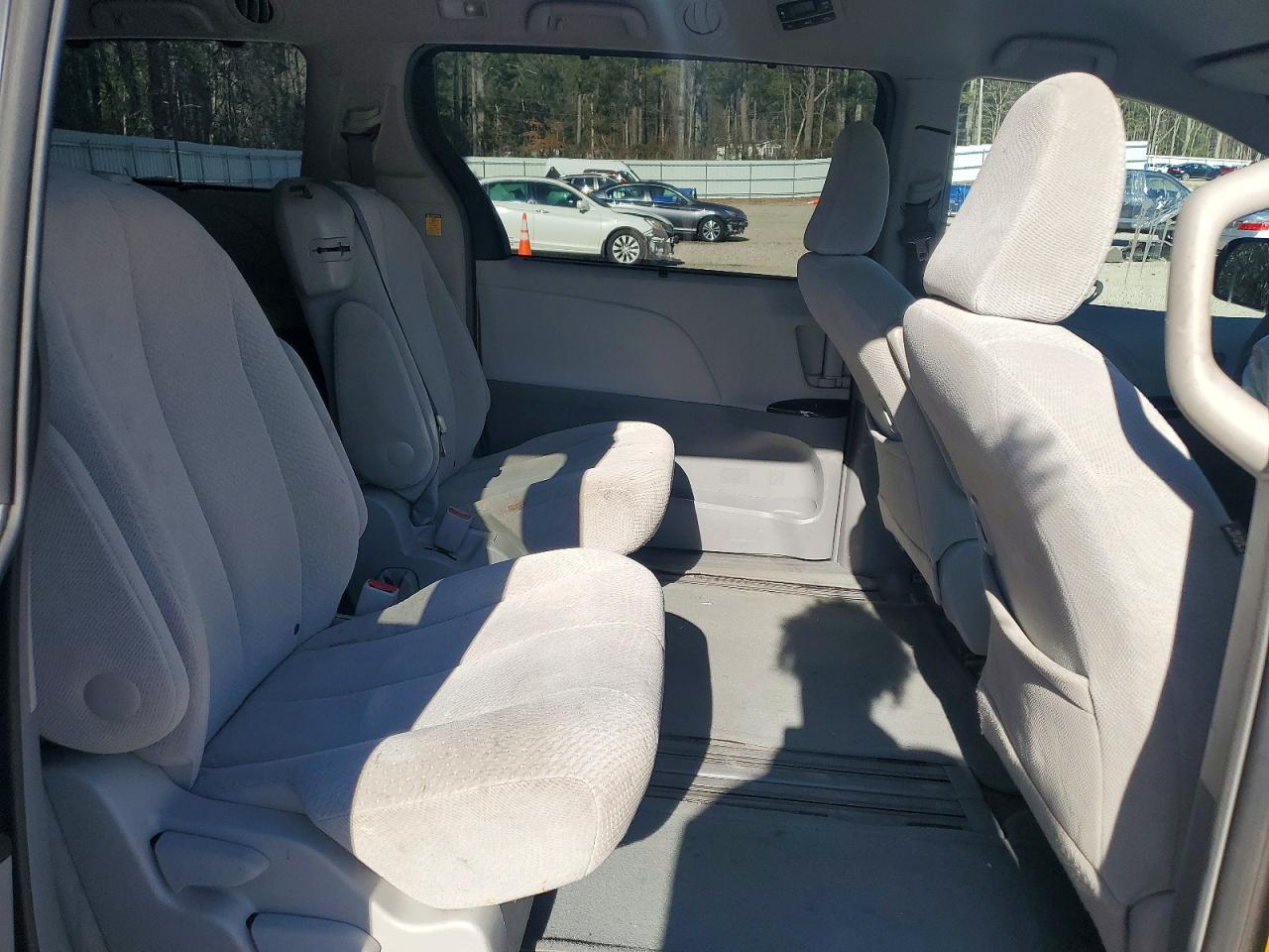 2013 TOYOTA SIENNA LE photo 10