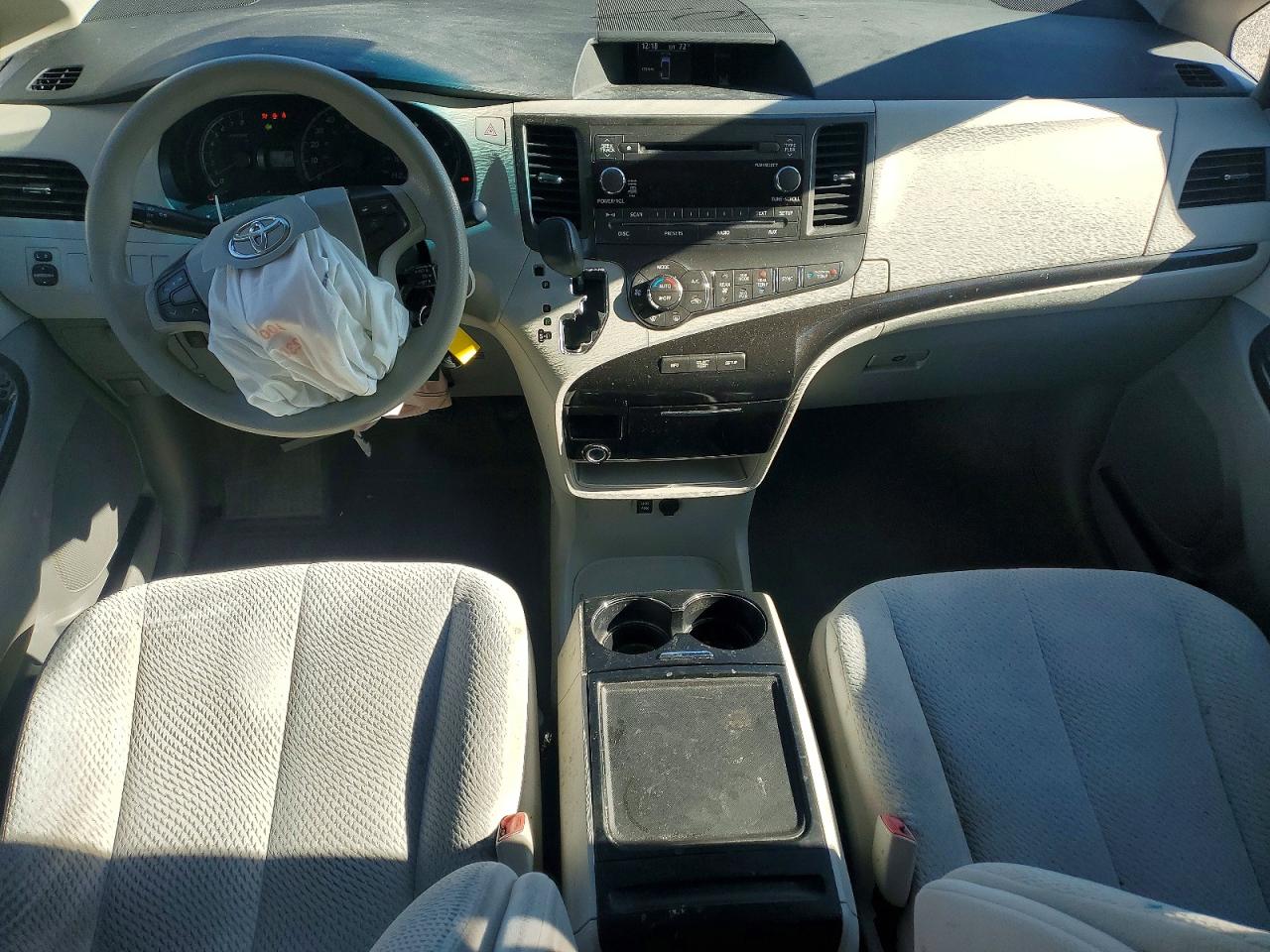 2013 TOYOTA SIENNA LE photo 8