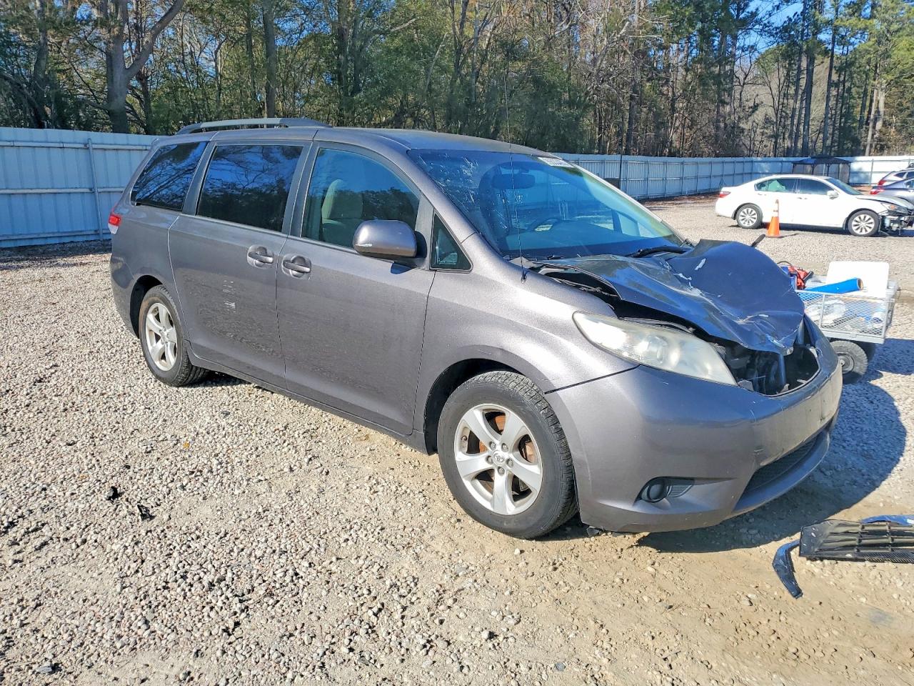2013 TOYOTA SIENNA LE photo 4