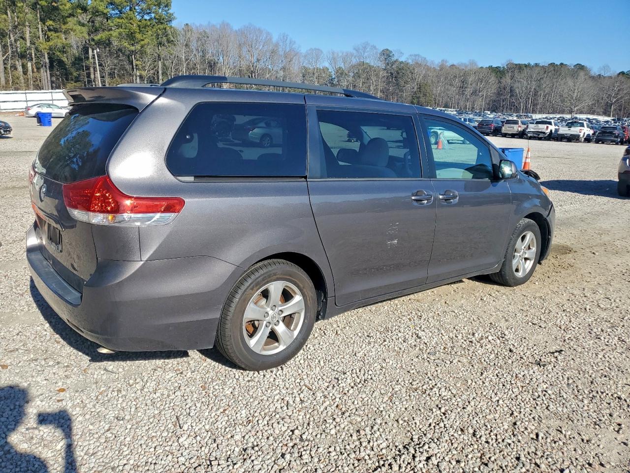 2013 TOYOTA SIENNA LE photo 3