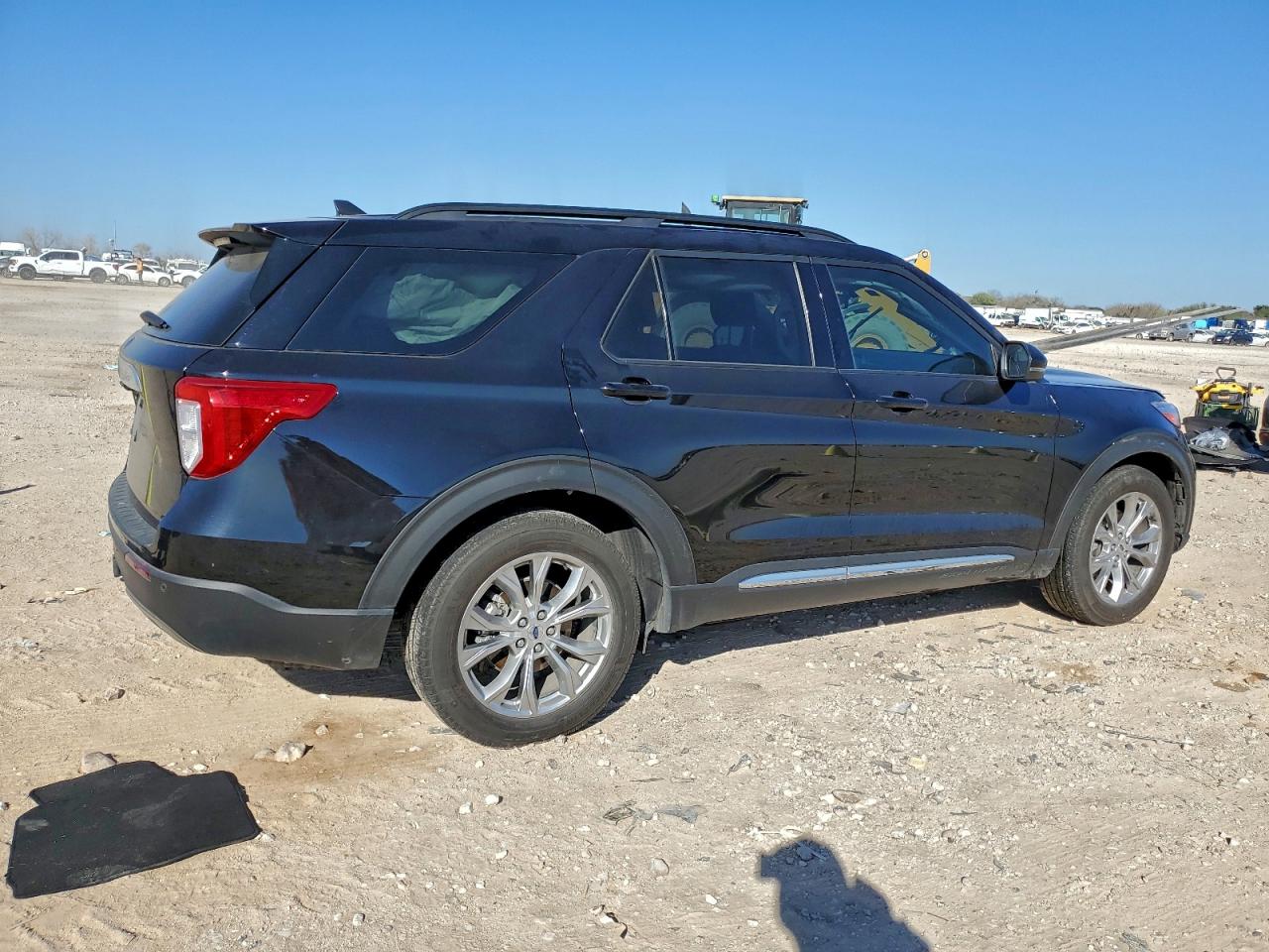 2024 FORD EXPLORER XLT photo 3