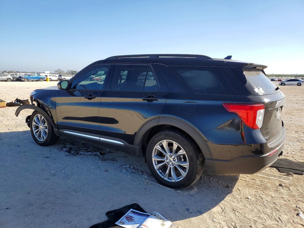 2024 FORD EXPLORER XLT photo 2