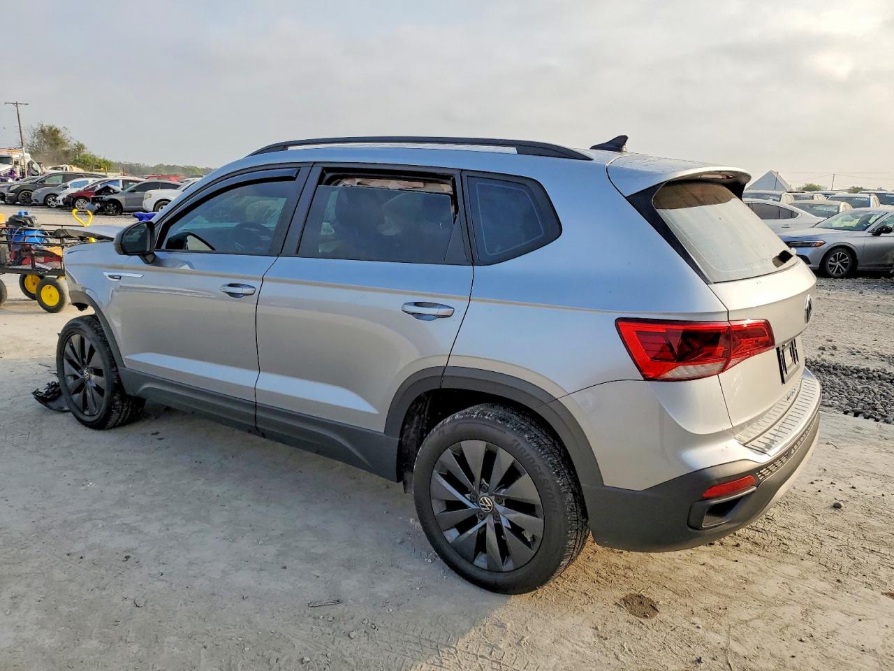 2024 VOLKSWAGEN TAOS S photo 2