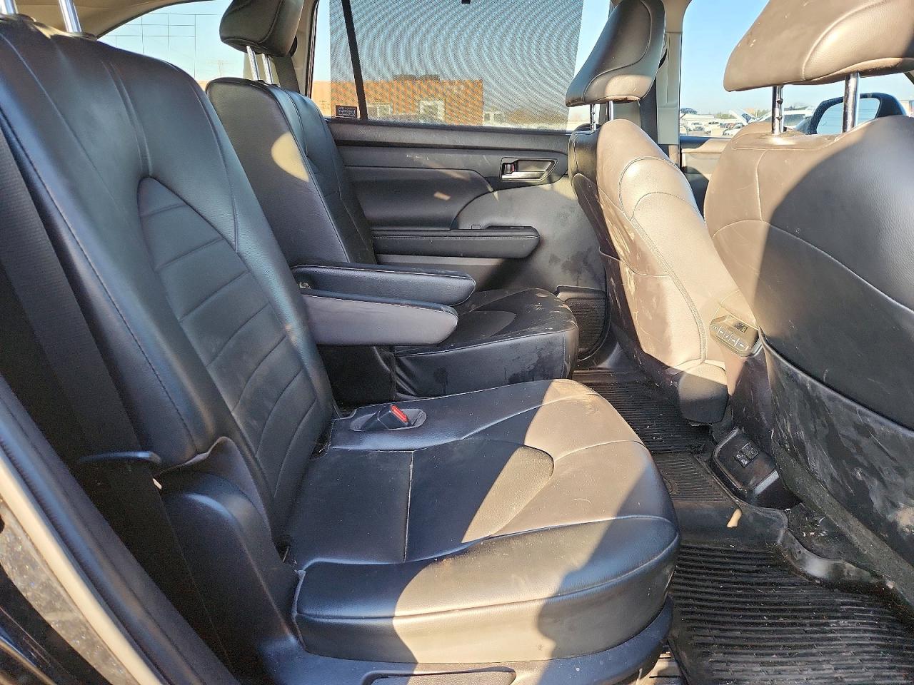 2022 TOYOTA HIGHLANDER XLE photo 11