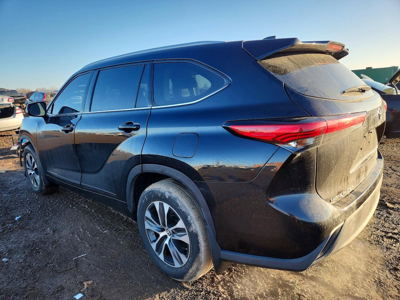 2022 TOYOTA HIGHLANDER XLE photo 2