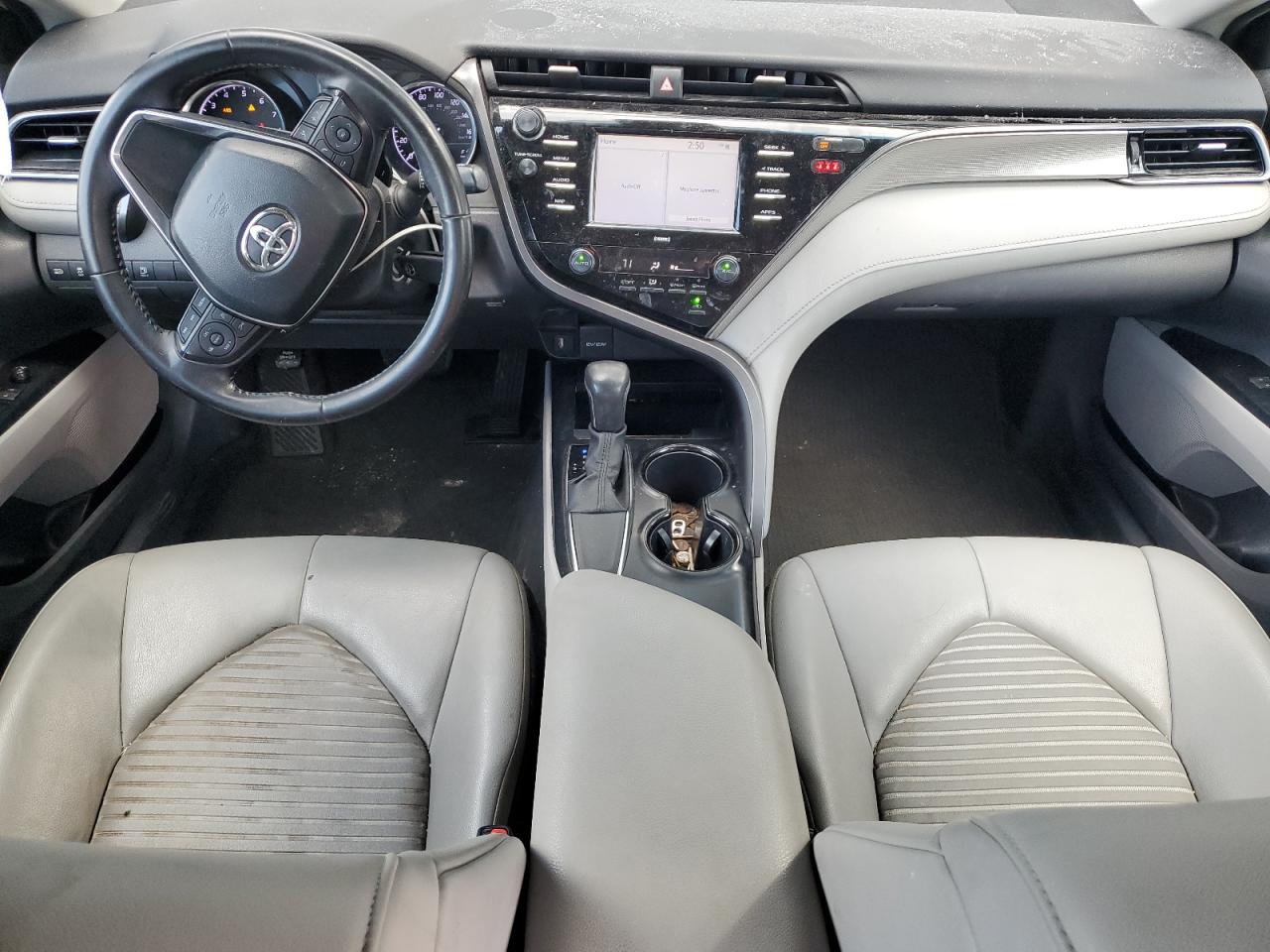 2020 TOYOTA CAMRY SE photo 8