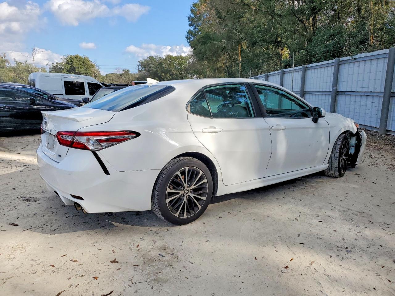 2020 TOYOTA CAMRY SE photo 3