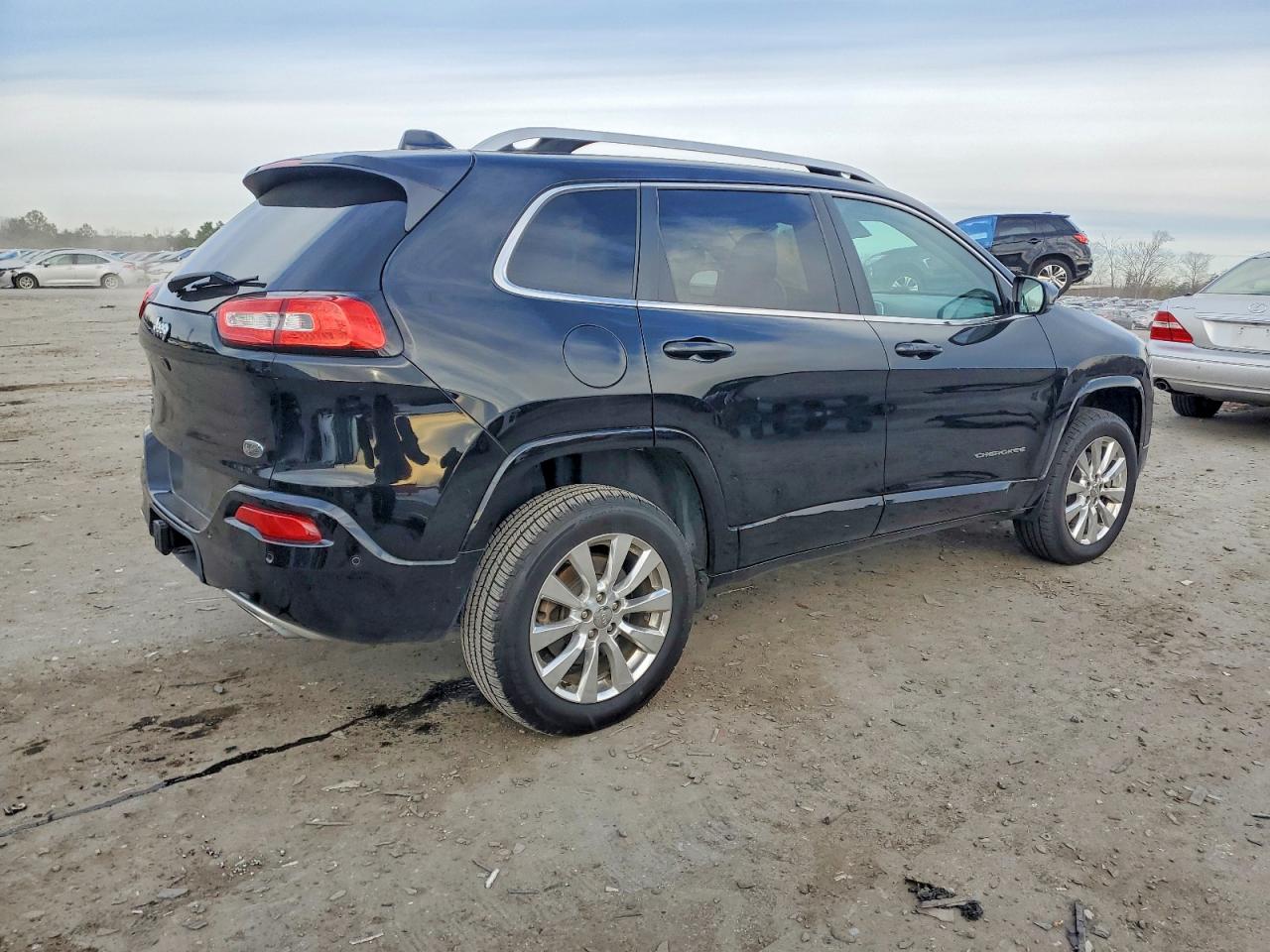 2017 JEEP CHEROKEE OVERLAND photo 3