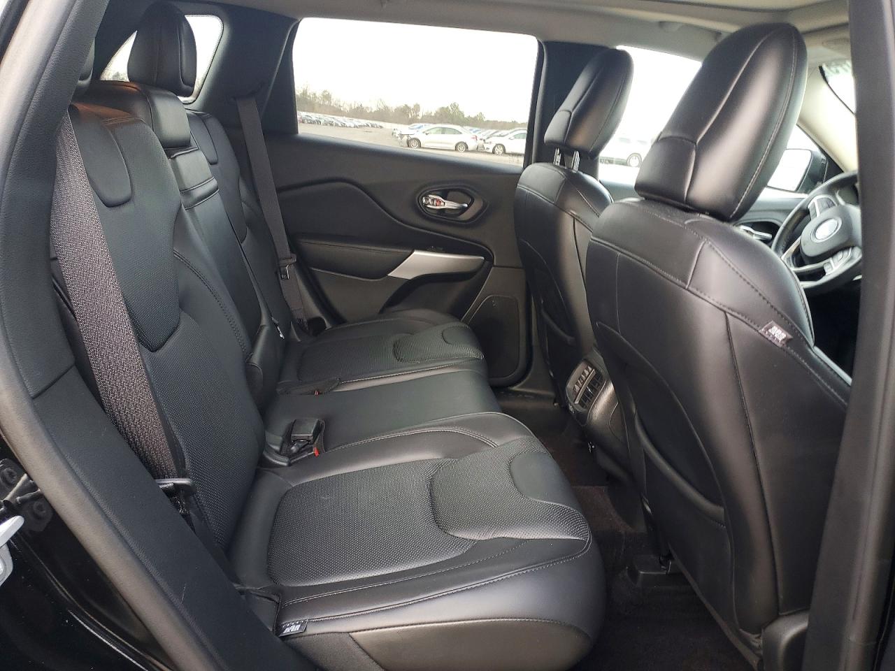 2017 JEEP CHEROKEE OVERLAND photo 11