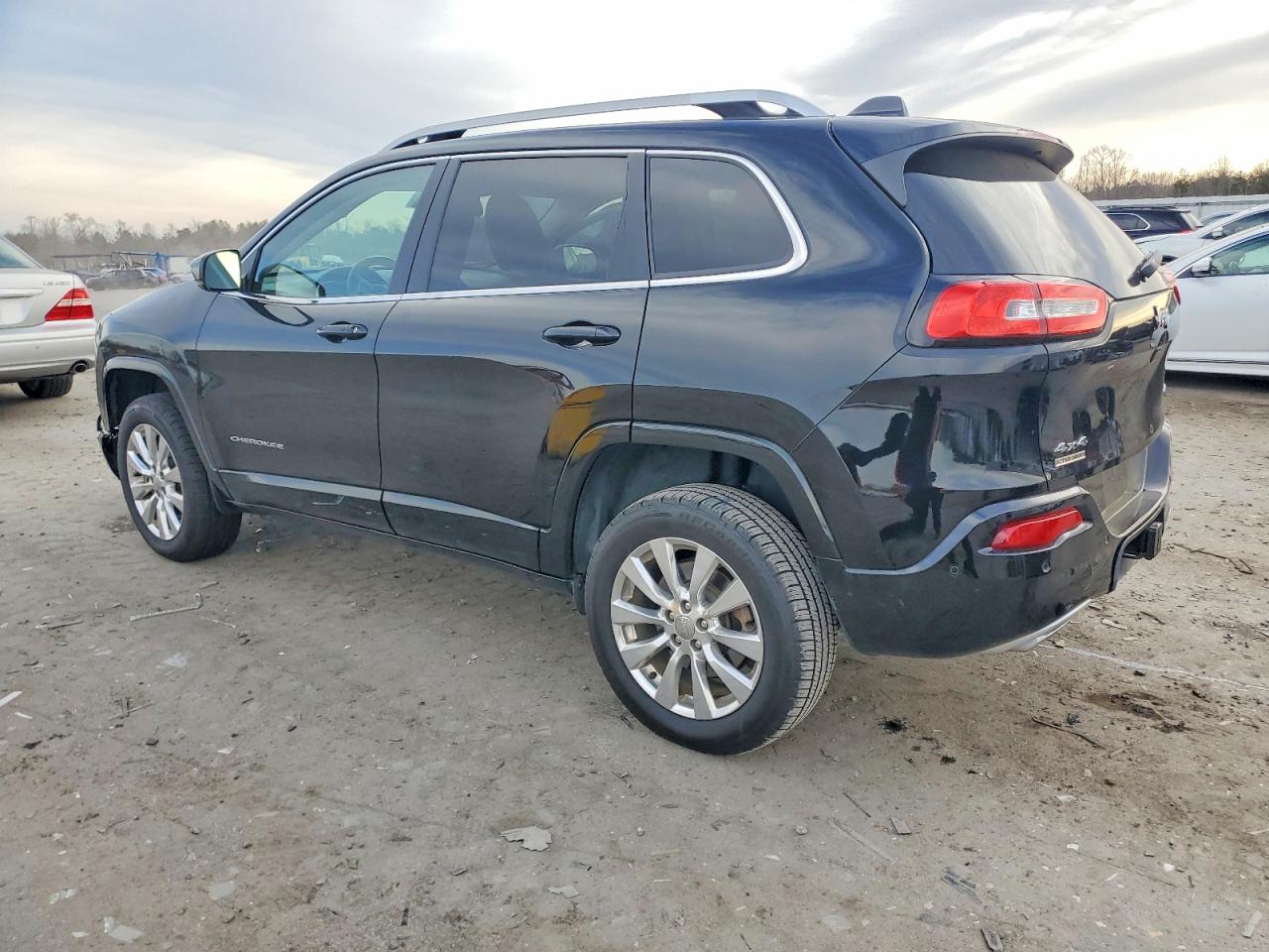 2017 JEEP CHEROKEE OVERLAND photo 2