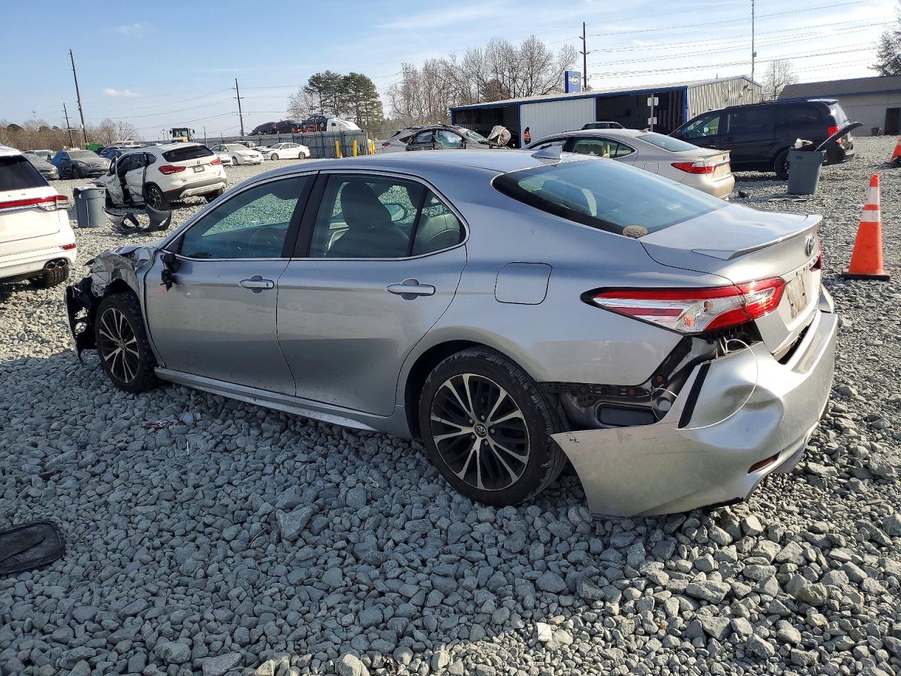 2020 TOYOTA CAMRY SE photo 3