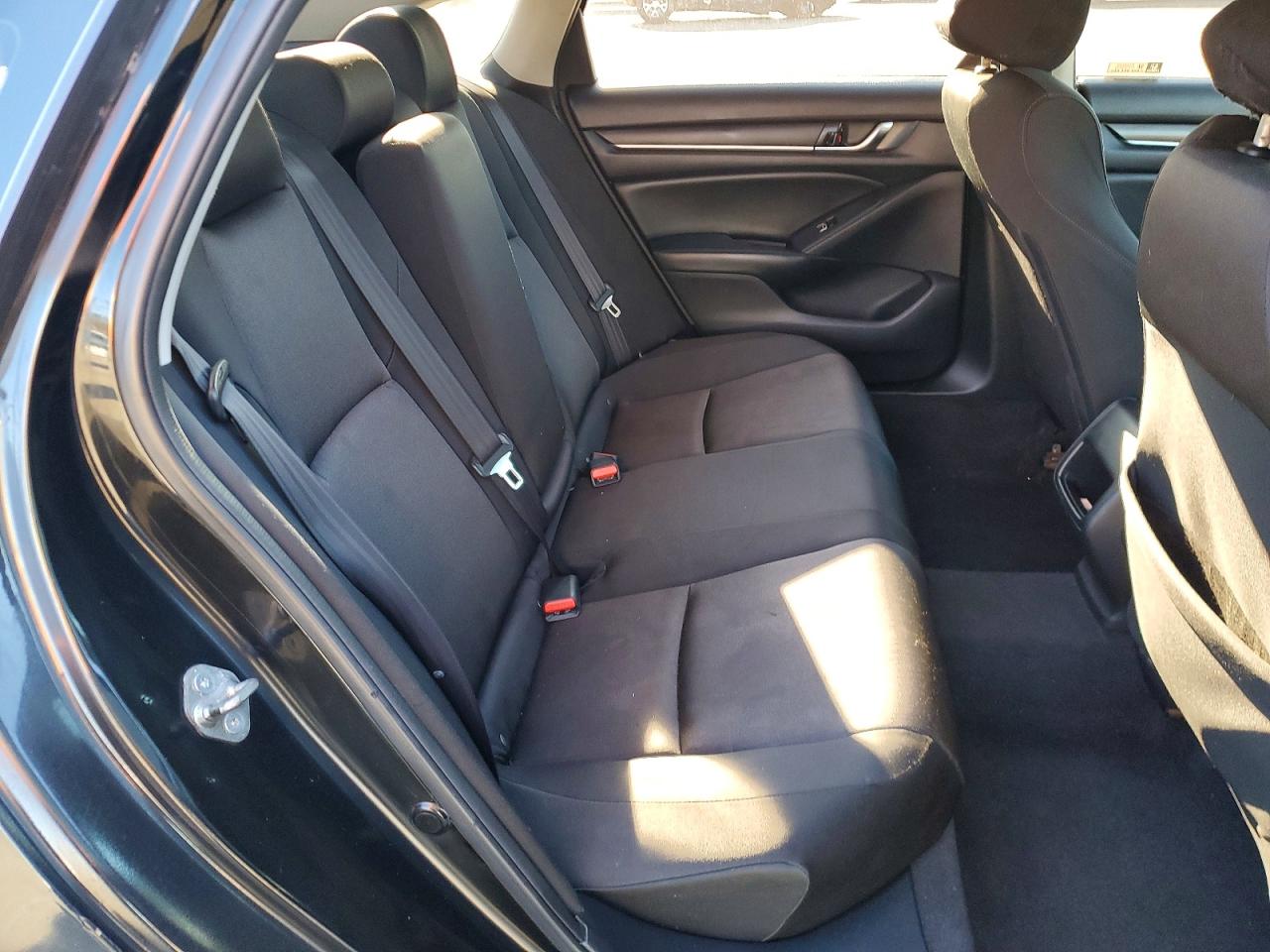 2018 HONDA ACCORD LX photo 19