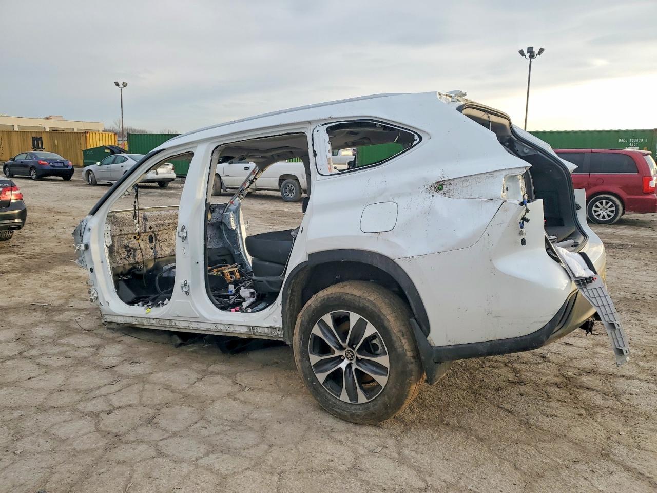 2023 TOYOTA HIGHLANDER XLE photo 3