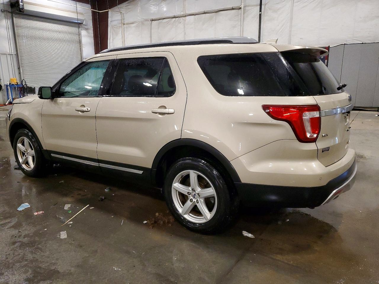 2017 FORD EXPLORER XLT photo 3