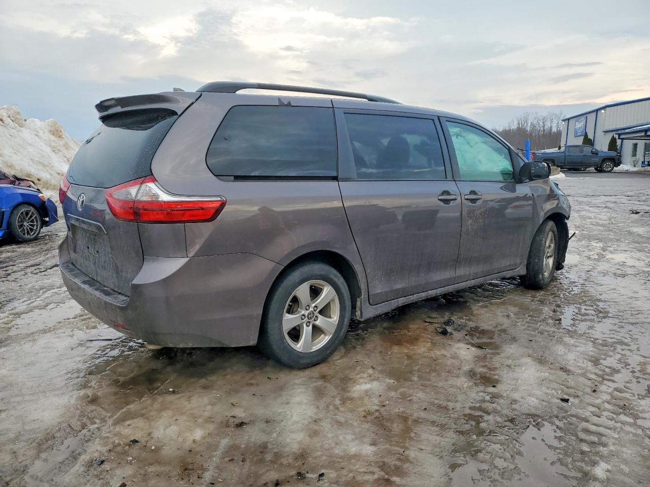 2020 TOYOTA SIENNA LE photo 3