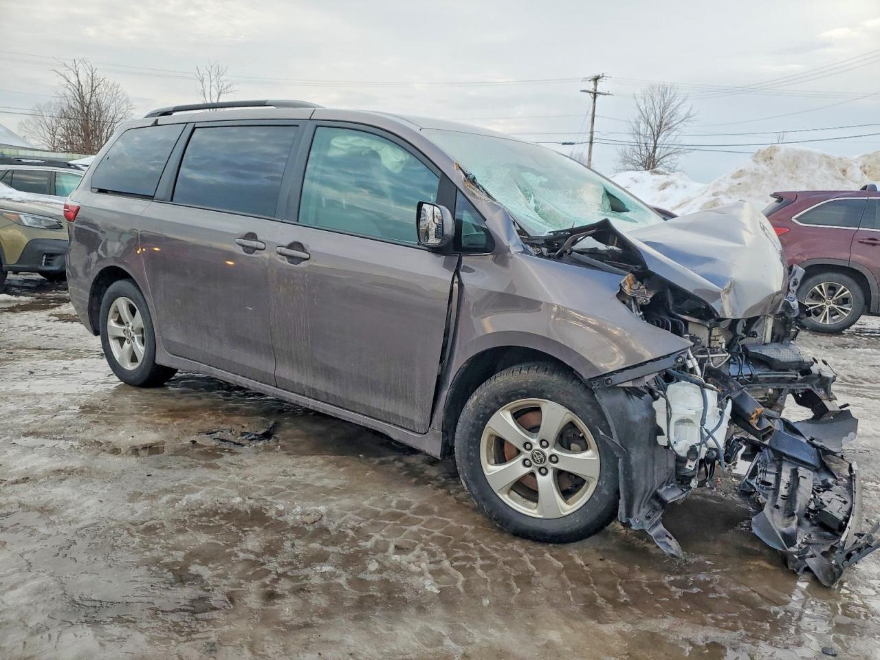 2020 TOYOTA SIENNA LE photo 4