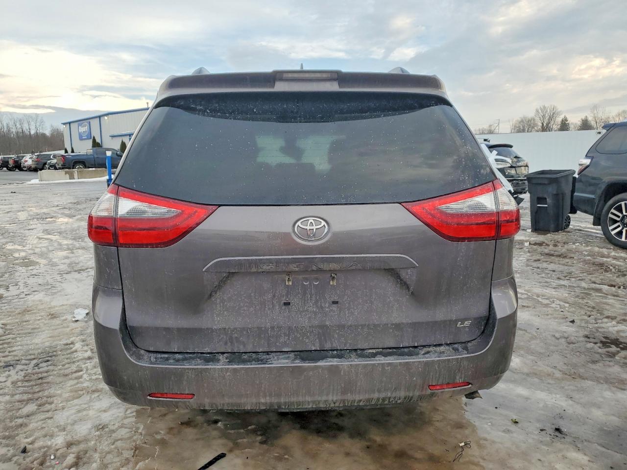 2020 TOYOTA SIENNA LE photo 6