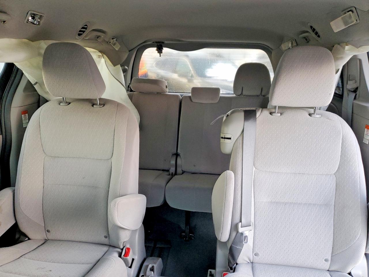 2020 TOYOTA SIENNA LE photo 10