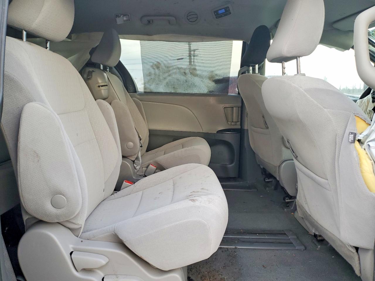 2020 TOYOTA SIENNA LE photo 11