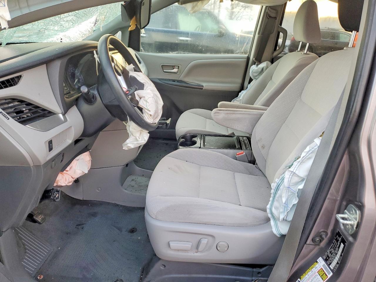 2020 TOYOTA SIENNA LE photo 7