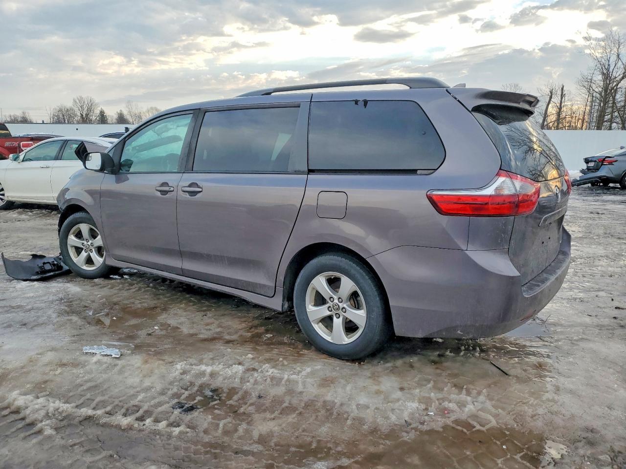 2020 TOYOTA SIENNA LE photo 2