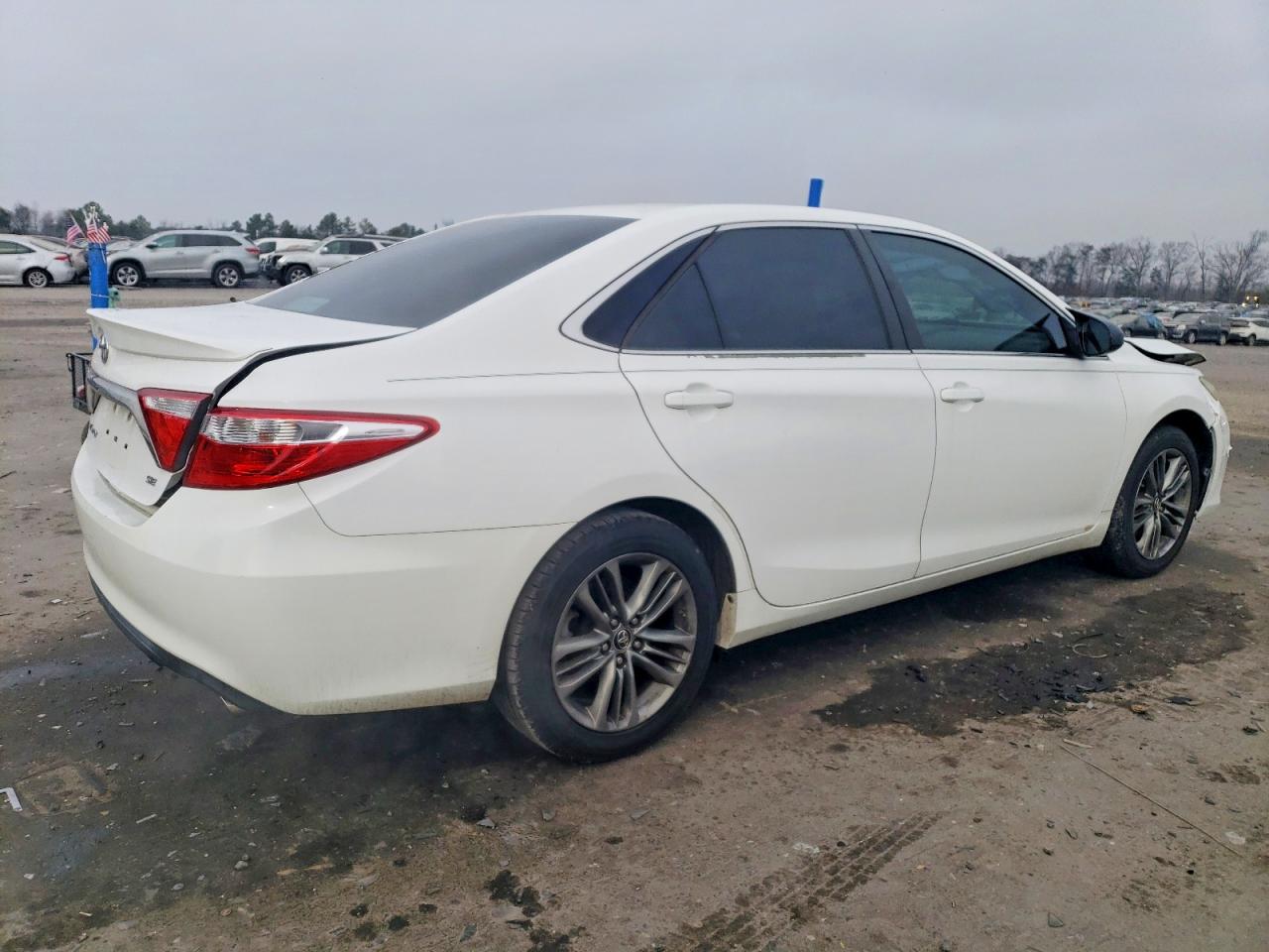 2015 TOYOTA CAMRY LE photo 3