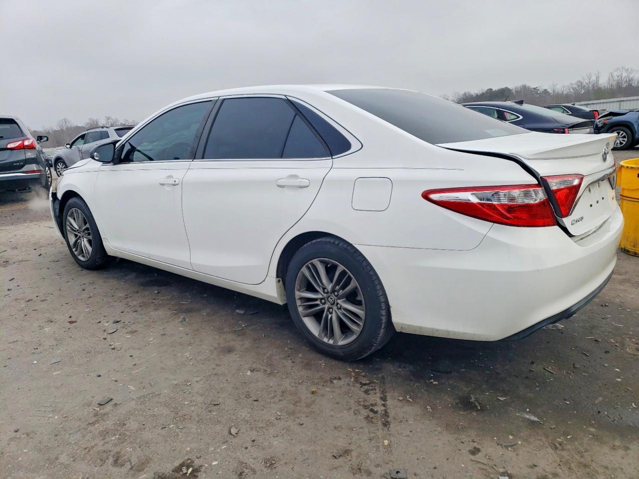 2015 TOYOTA CAMRY LE photo 2
