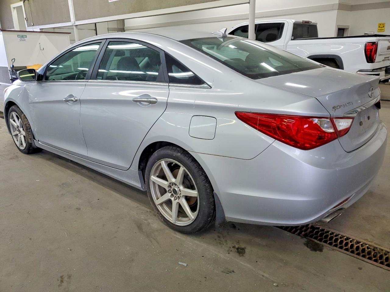 2011 HYUNDAI SONATA SE photo 2