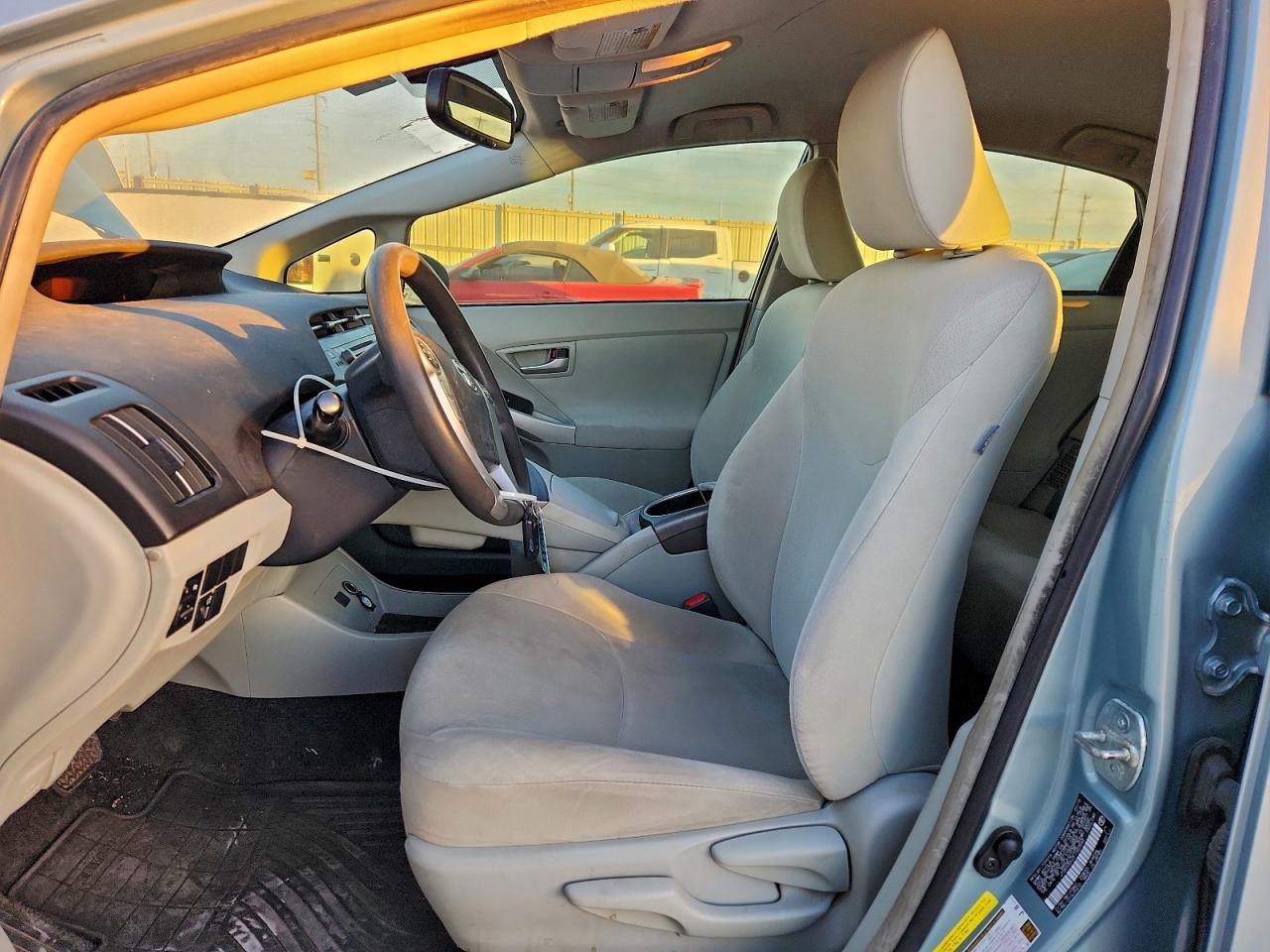 2015 TOYOTA PRIUS photo 7