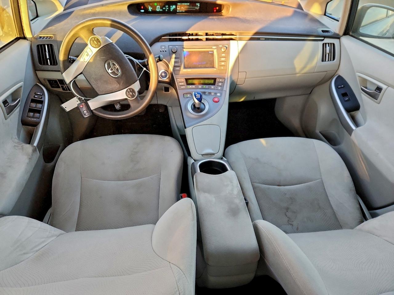 2015 TOYOTA PRIUS photo 8