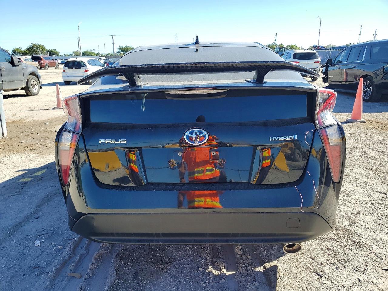 2016 TOYOTA PRIUS photo 6