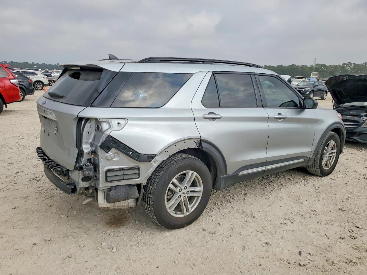 2024 FORD EXPLORER XLT photo 3