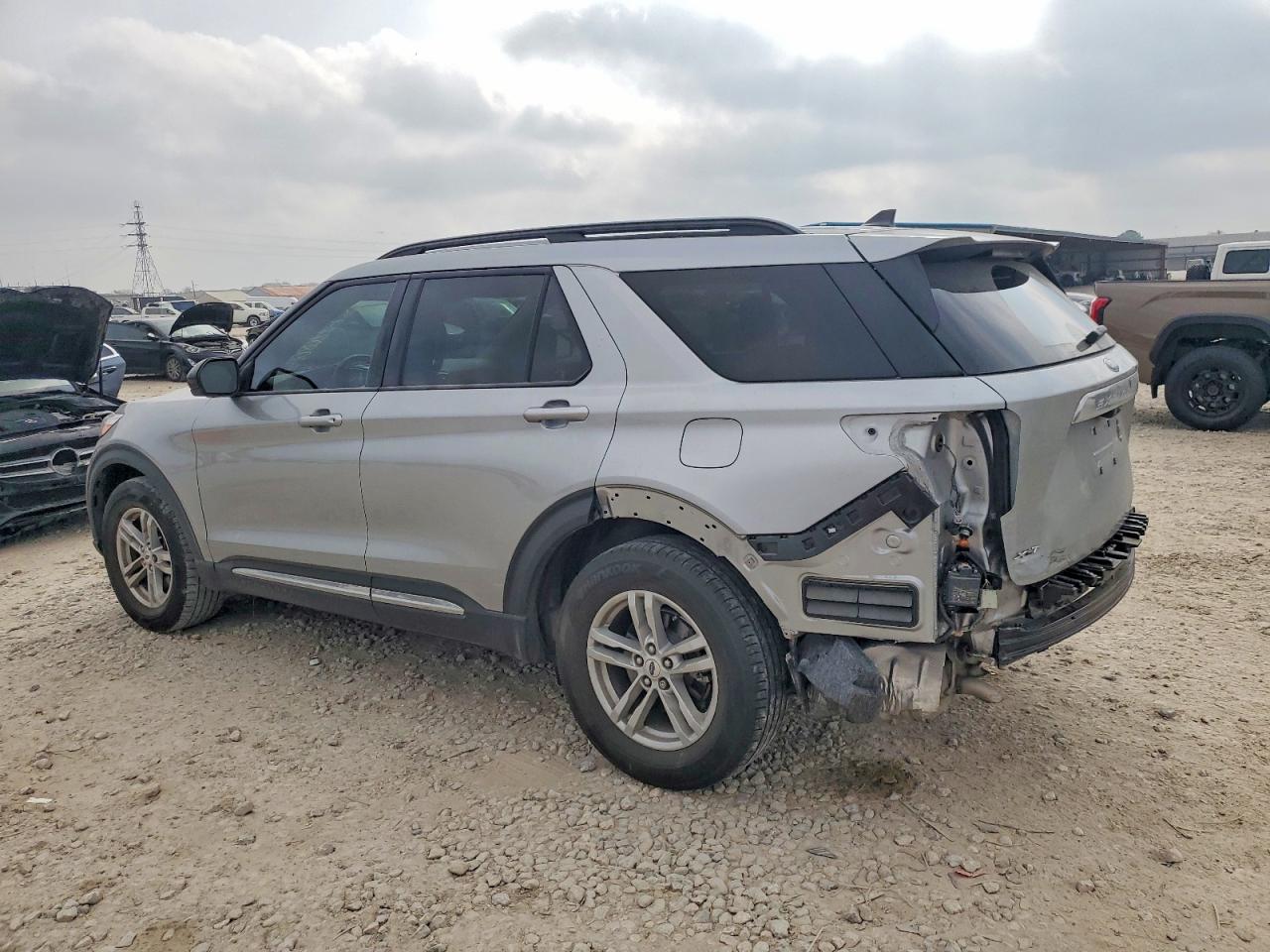 2024 FORD EXPLORER XLT photo 2