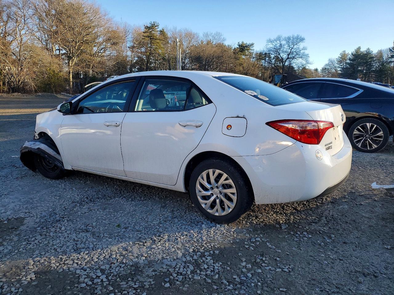 2018 TOYOTA COROLLA LE photo 2