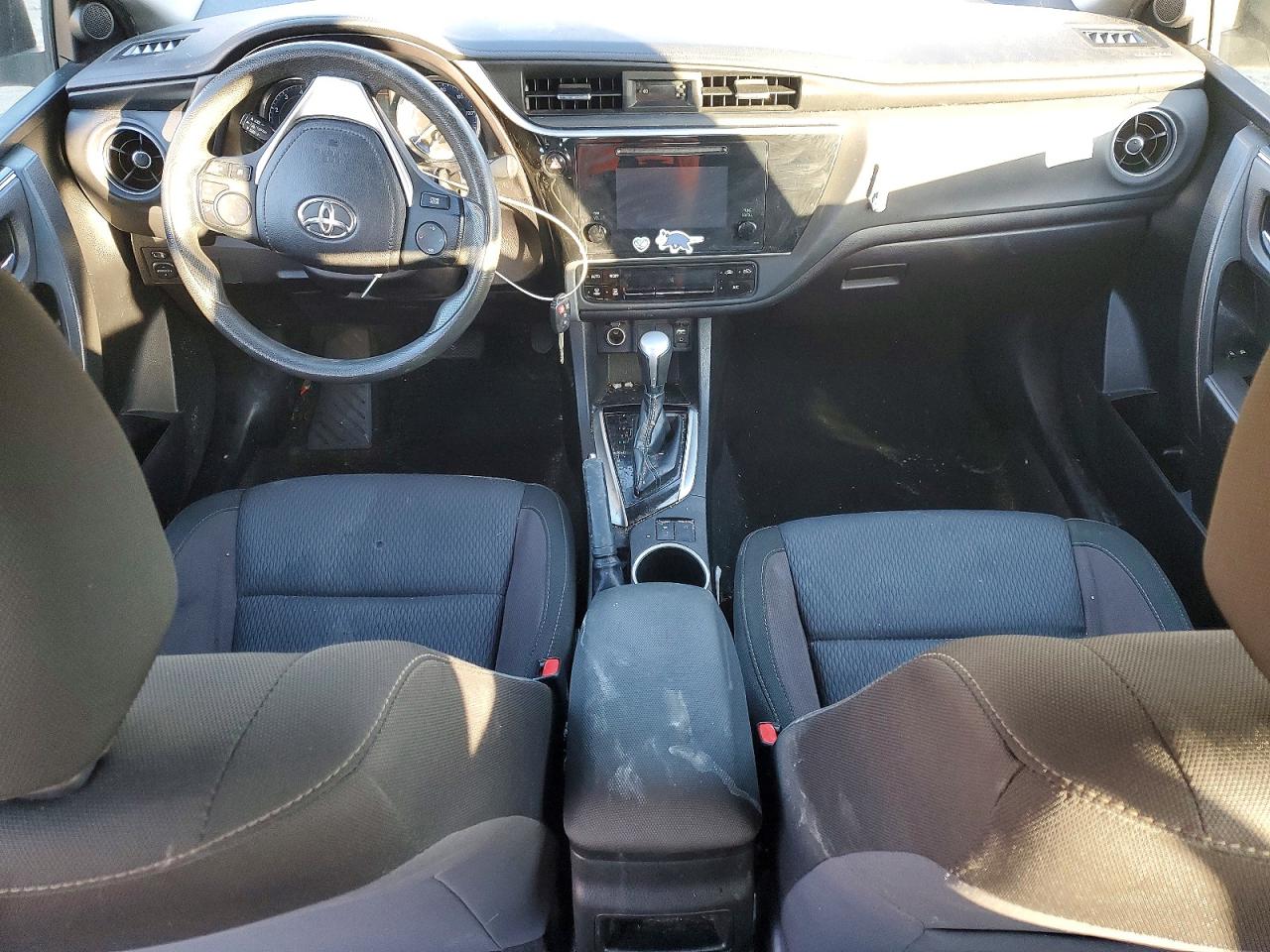 2018 TOYOTA COROLLA LE photo 8