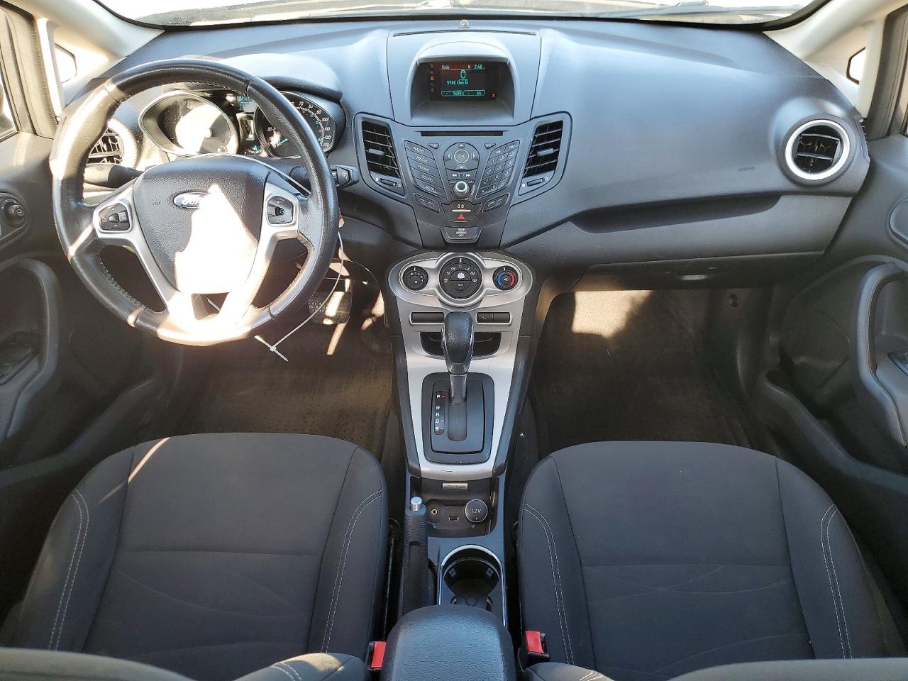 2016 FORD FIESTA SE photo 22