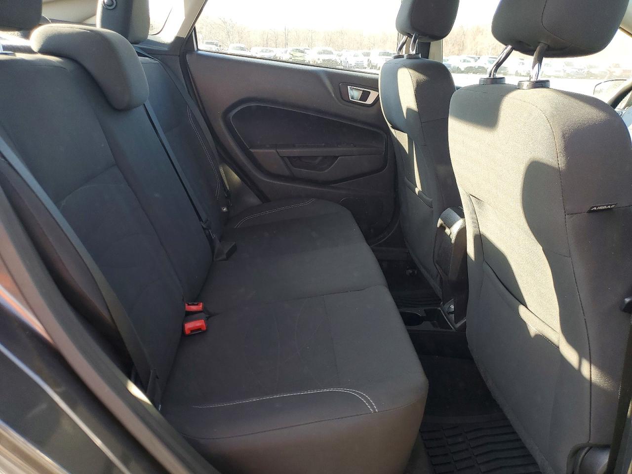 2016 FORD FIESTA SE photo 28