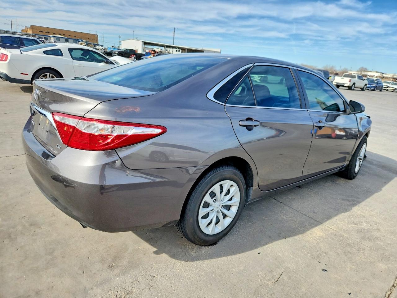 2017 TOYOTA CAMRY LE photo 5