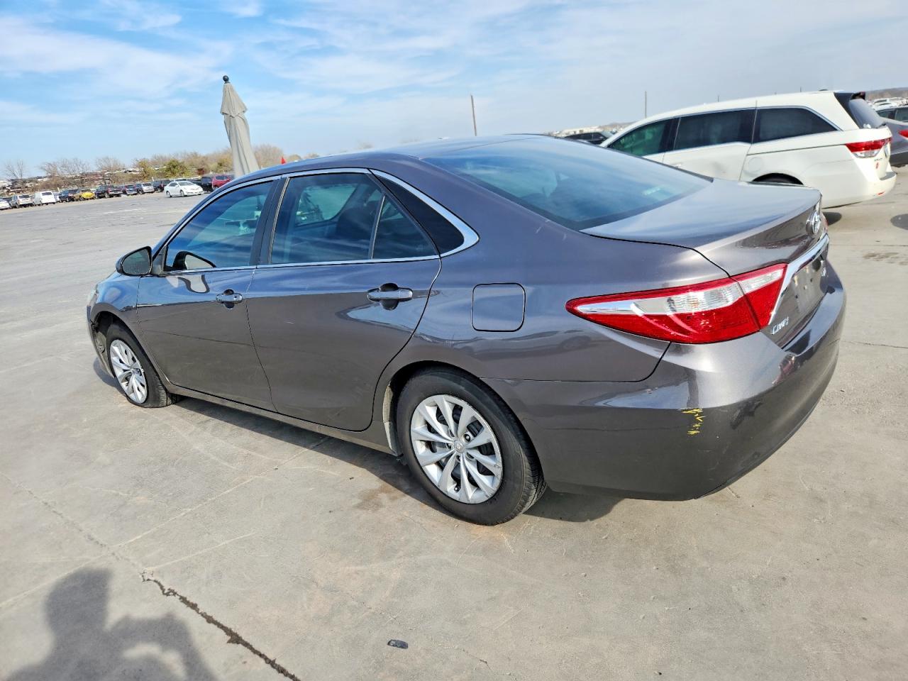 2017 TOYOTA CAMRY LE photo 3