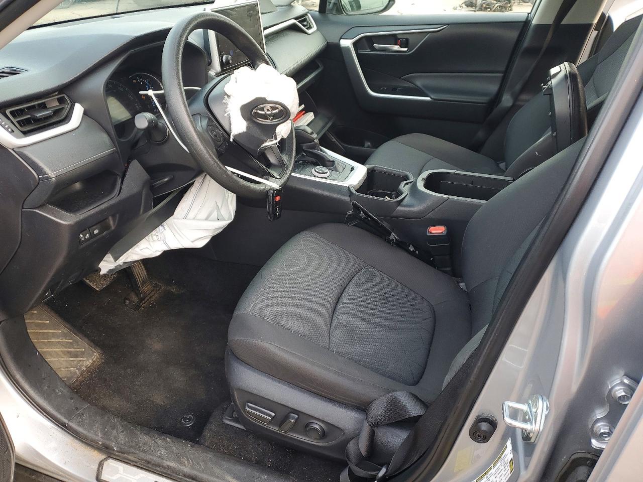 2025 TOYOTA RAV4 XLE photo 7