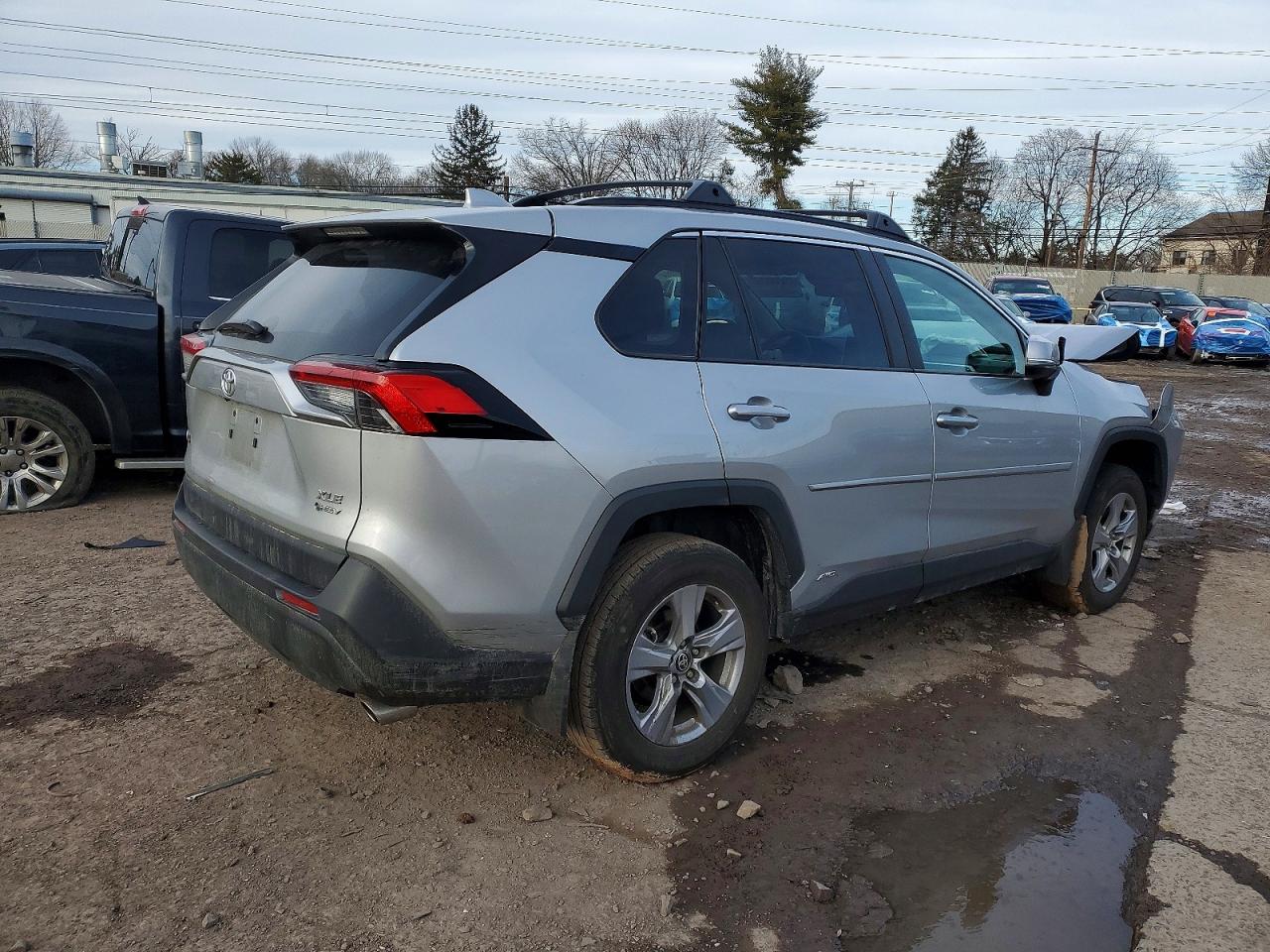 2025 TOYOTA RAV4 XLE photo 3