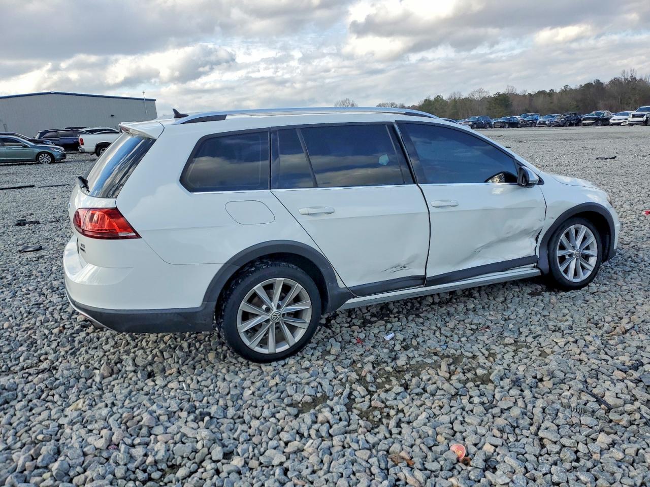 2017 VOLKSWAGEN GOLF ALLTRACK S photo 3