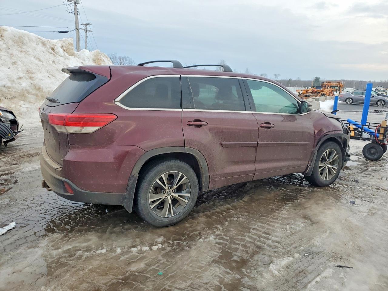 2017 TOYOTA HIGHLANDER LE photo 3
