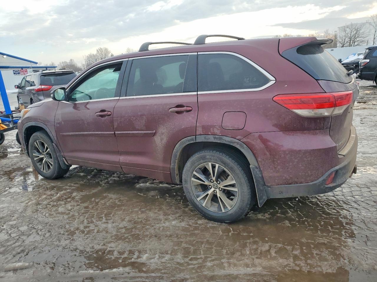 2017 TOYOTA HIGHLANDER LE photo 2