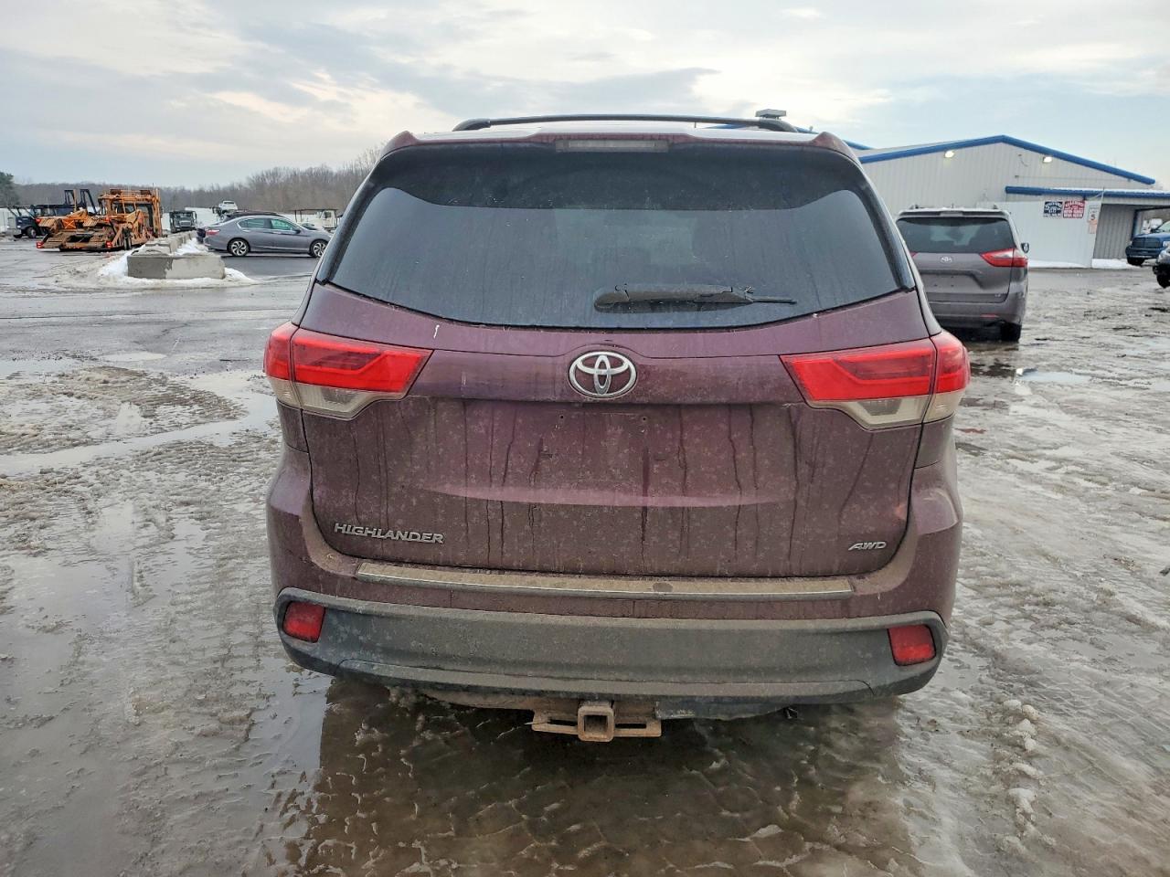 2017 TOYOTA HIGHLANDER LE photo 6