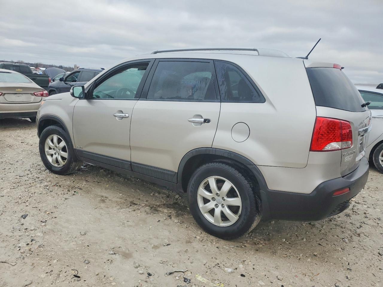 2012 KIA SORENTO BASE photo 2